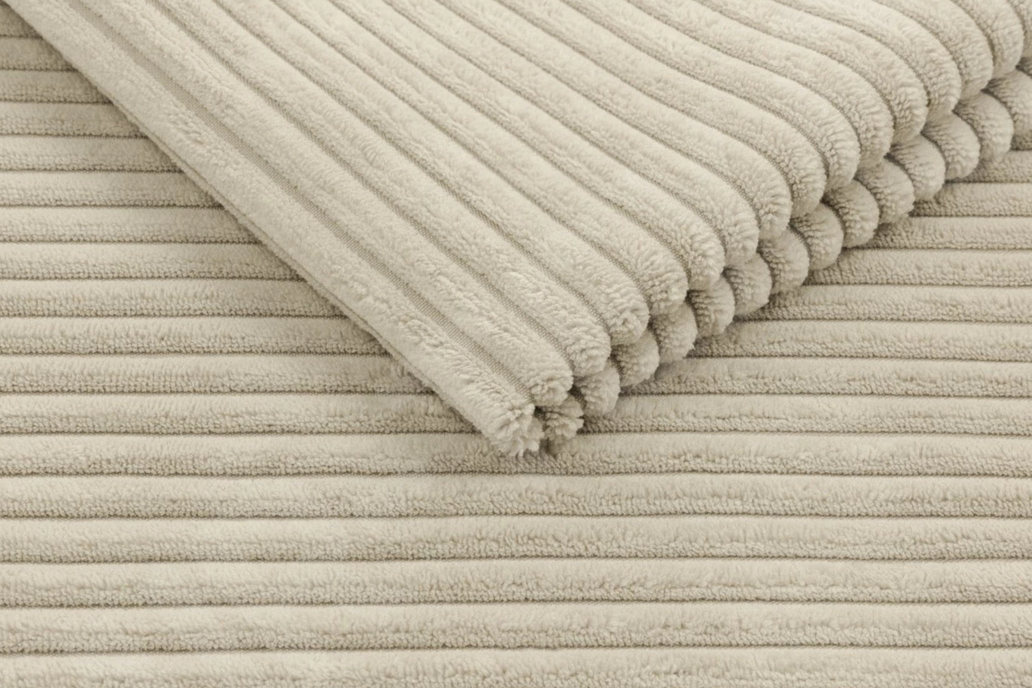 Cordstoff POSO – weicher, robuster Polstercord mit markanter Struktur für Sofas, Sessel und Dekoration